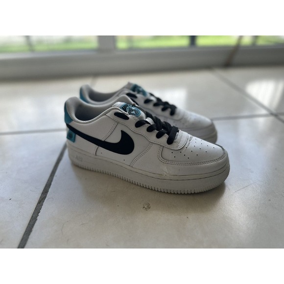 5.5 Y - Nike Air Force 1‎ World Wide (GS) White/Black-Blue FuryShoes CN8533-100 - Picture 3 of 11